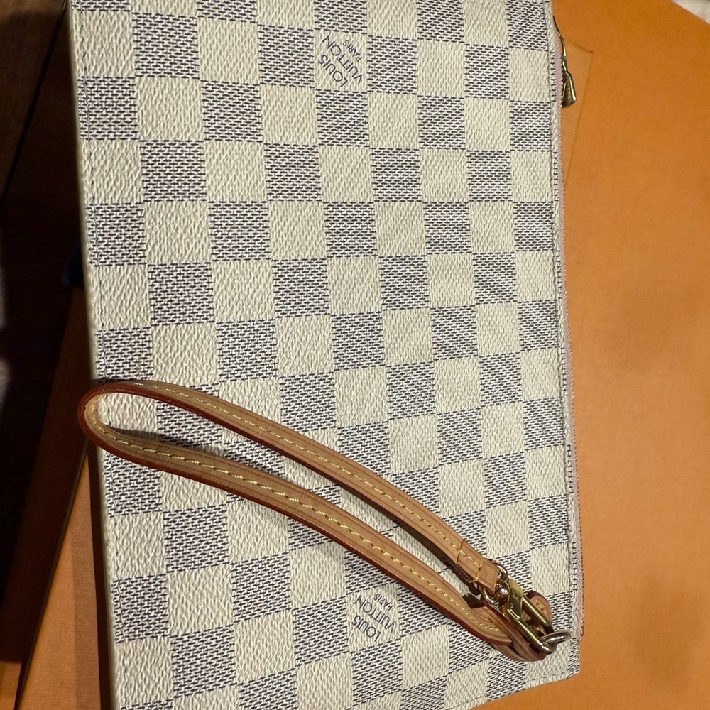 Louis Vuitton Damier Neverfull Pochette